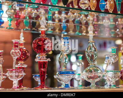 Righe di ornati multicolore di bottiglie di profumo su un ripiano nel bazaar egiziano shop Foto Stock