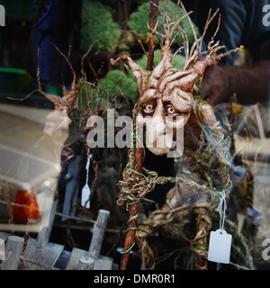 Shop window display Glastonbury High Street Somerset Inghilterra Foto Stock