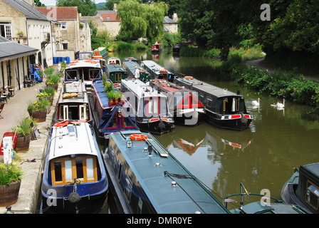 Narrowboats sulla Oxford canal, Oxfordshire, Regno Unito Foto Stock