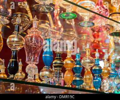 Righe di ornati multicolore di bottiglie di profumo su un ripiano nel bazaar egiziano shop Foto Stock