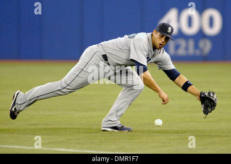 Sett. 27, 2009 - Toronto, Ontario, Canada - 26 Settembre 2009: Seattle Mariners terzo baseman Matt Tuiasosopo (27) rende il dive per la palla mentre fielding durante il Blue Jays 5-4 vittoria su i marinai al Rogers Centre di Toronto, ON (credito Immagine: © Adrian Gauthier/Southcreek globale/ZUMApress.com) Foto Stock