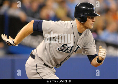 Sett. 27, 2009 - Toronto, Ontario, Canada - 26 Settembre 2009: Seattle Mariners sinistra fielder Michael Saunders (55) le teste verso la prima base dopo un contatto durante il Blue Jays 5-4 vittoria su i marinai al Rogers Centre di Toronto, ON (credito Immagine: © Adrian Gauthier/Southcreek globale/ZUMApress.com) Foto Stock