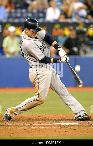 Sett. 27, 2009 - Toronto, Ontario, Canada - 26 Settembre 2009: Seattle Mariners catcher Adam Moore (50) entra in contatto con la palla durante il Blue Jays 5-4 vittoria su i marinai al Rogers Centre di Toronto, ON (credito Immagine: © Adrian Gauthier/Southcreek globale/ZUMApress.com) Foto Stock