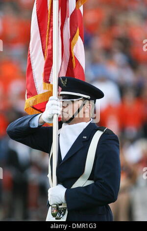 Membri del Bowling Green Air Force ROTC color guard stand presso l'attenzione durante la riproduzione di un inno nazionale prima di iniziare il gioco. Boise State University, del Western Athletic Conference, a Bowling Green State University, della Conferenza Mid-American, a Doyt Perry Stadium di Bowling Green, Ohio. Boise State sconfitto Bowling Green 49-14. (Credito Immagine: © S Foto Stock