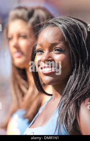 Ottobre 03, 2009 - Stanford, in California, Stati Uniti - 03 OTT 2009: UCLA cheerleaders durante l'azione di gioco presso la Stanford Stadium di Stanford in California il sabato. La Stanford Cardinali sconfitto UCLA Bruins 24-16. (Credito Immagine: © Konsta Goumenidis/Southcreek globale/ZUMApress.com) Foto Stock