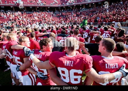 Ottobre 03, 2009 - Stanford, in California, Stati Uniti - 03 OTT 2009: Stanford giocatori festeggiare con i tifosi dopo la loro vittoria a Stanford Stadium di Stanford in California il sabato. La Stanford Cardinali sconfitto UCLA Bruins 24-16. (Credito Immagine: © Konsta Goumenidis/Southcreek globale/ZUMApress.com) Foto Stock