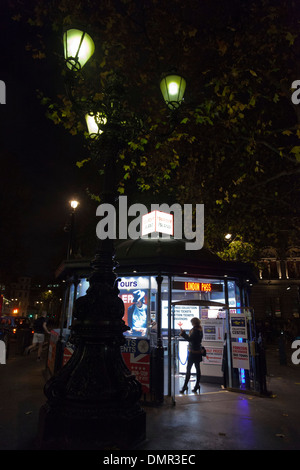 Turismo isola in Charing Cross Road fornendo servizi per i turisti a Londra, Inghilterra, Regno Unito Foto Stock