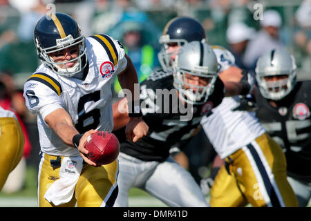 New York getti Mark Sanchez (6) durante l'azione di gioco di Domenica a Oakland Coliseum di Oakland, California Il New York getti sconfitto Oakland Raiders 38-0. (Credito Immagine: © Konsta Goumenidis/Southcreek globale/ZUMApress.com) Foto Stock