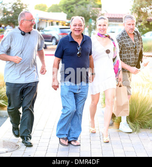 Richard Anthony "" Cheech Marin passeggiate intorno al paese di Malibu Mart con la moglie pianista russa Natasha Rubin Los Angeles Foto Stock