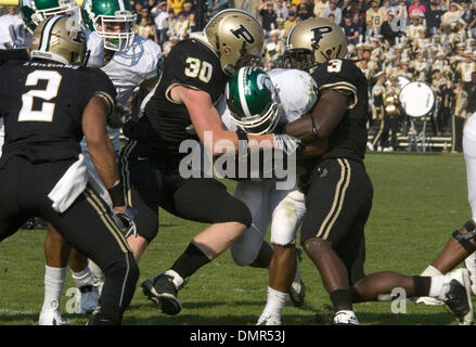 Nov. 14, 2009 - West Lafayette, Indiana, Stati Uniti - XIV Novembre 2009: Stato del Michigan running back Edwin Baker (4) affrontato dopo un breve guadagnare dalla linea di Purdue backer è Joe Holland (30) e di Dwayne Beckford (3) durante il secondo trimestre azione tra Michigan State Spartans e la Purdue Boilermakers suonata in Ross Ade Stadium in West Lafayette, Indiana. Michigan State va a sconfiggere P Foto Stock