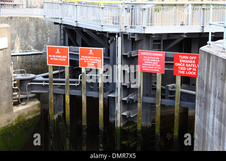 Varie istruzioni e cartelli di avvertimento per barca capitani di bloccare i cancelli, Cardiff Bay Barrage, Cardiff, South Glamorgan, Wales, Regno Unito Foto Stock