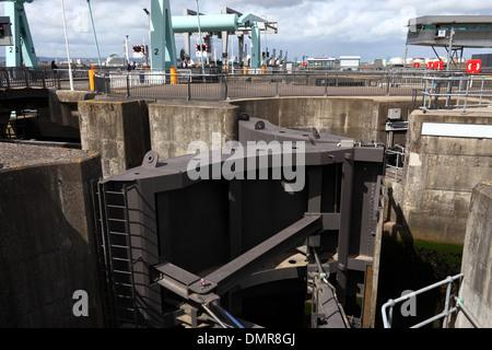 Dettaglio del braccio idraulico sul meccanismo di bloccare il portellone, ponte mobile in background, Cardiff Bay Barrage , Wales, Regno Unito Foto Stock