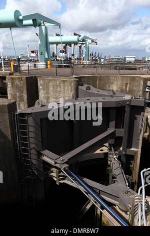 Dettaglio del braccio idraulico meccanismo sulla mancanza di gate, ponte mobile in background, Cardiff Bay Barrage , Wales, Regno Unito Foto Stock