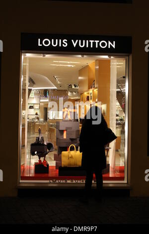 Roma, Italia 16 dicembre 2013 Louis Vuitton shop e sponsorizzato albero di Natale in piazza San Lorenzo in Lucina, Roma, Italia Credito: Gari Wyn Williams/Alamy Live News Foto Stock