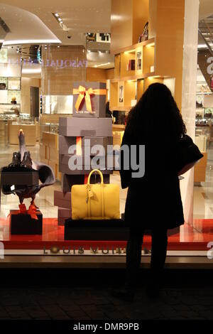 Roma, Italia 16 dicembre 2013 Louis Vuitton shop e sponsorizzato albero di Natale in piazza San Lorenzo in Lucina, Roma, Italia Credito: Gari Wyn Williams/Alamy Live News Foto Stock