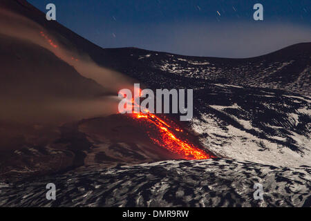 Sicilia, Italia. 16 dicembre 2013. Il monte Etna produce fontana di lava e ceneri durante la continua eruzione. Frattura eruttiva alla base del cratere di sud-est. Credito: Wead/Alamy Live News Foto Stock