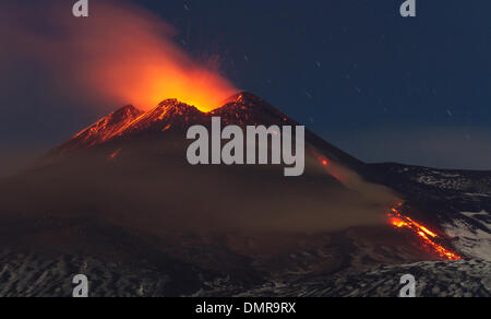 Sicilia, Italia. 16 dicembre 2013. Il monte Etna produce fontana di lava e ceneri durante la continua eruzione. Frattura eruttiva alla base del cratere di sud-est. Credito: Wead/Alamy Live News Foto Stock