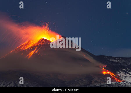 Sicilia, Italia. 16 dicembre 2013. Il monte Etna produce fontana di lava e ceneri durante la continua eruzione. Frattura eruttiva alla base del cratere di sud-est. Credito: Wead/Alamy Live News Foto Stock