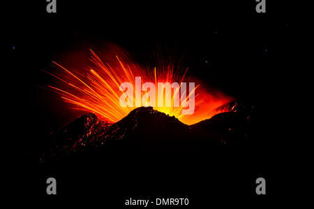 Sicilia, Italia. 16 dicembre 2013. Il monte Etna produce fontana di lava e ceneri durante la continua eruzione. Frattura eruttiva alla base del cratere di sud-est. Credito: Wead/Alamy Live News Foto Stock