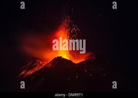 Sicilia, Italia. 16 dicembre 2013. Il monte Etna produce fontana di lava e ceneri durante la continua eruzione. Frattura eruttiva alla base del cratere di sud-est. Credito: Wead/Alamy Live News Foto Stock