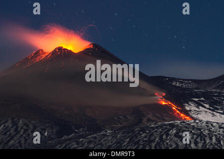 Sicilia, Italia. 16 dicembre 2013. Il monte Etna produce fontana di lava e ceneri durante la continua eruzione. Frattura eruttiva alla base del cratere di sud-est. Credito: Wead/Alamy Live News Foto Stock