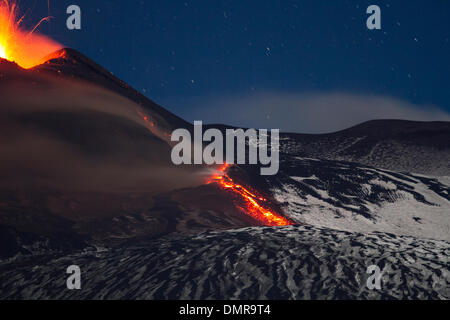 Sicilia, Italia. 16 dicembre 2013. Il monte Etna produce fontana di lava e ceneri durante la continua eruzione. Frattura eruttiva alla base del cratere di sud-est. Credito: Wead/Alamy Live News Foto Stock