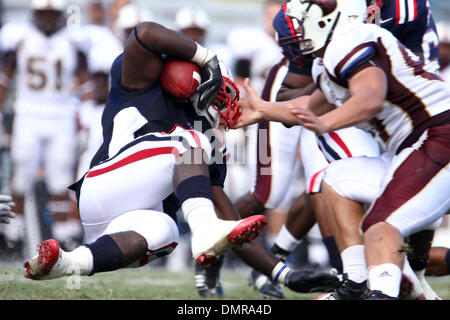 Florida Atlantic indietro scivola con la palla. La Lousiana Monroe Warhawks sconfitto Florida Atlantic gufi 27 -25 a Lockhart Stadium nel Sun Belt Conference assolcatore per entrambe le scuole. (Credito Immagine: © Ben Hicks/Southcreek globale/ZUMApress.com) Foto Stock