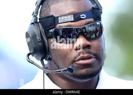 Florida Atlantic allenatore della difesa occhi suoi protagonisti. La Lousiana Monroe Warhawks sconfitto Florida Atlantic gufi 27 -25 a Lockhart Stadium nel Sun Belt Conference assolcatore per entrambe le scuole. (Credito Immagine: © Ben Hicks/Southcreek globale/ZUMApress.com) Foto Stock