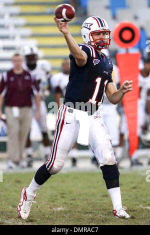 Florida Atlantic quarterback Rusty Smith (11) passa. La Lousiana Monroe Warhawks sconfitto Florida Atlantic gufi 27 -25 a Lockhart Stadium nel Sun Belt Conference assolcatore per entrambe le scuole. (Credito Immagine: © Ben Hicks/Southcreek globale/ZUMApress.com) Foto Stock