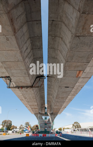 Vista di frammento di strada in ricostruzione Foto Stock