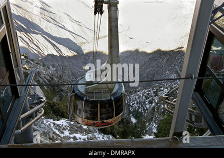 Palm Springs Aerial Tramway arriva alla stazione di montagna, 8516 piedi, rotante più grande linea tramviaria nel mondo. Foto Stock