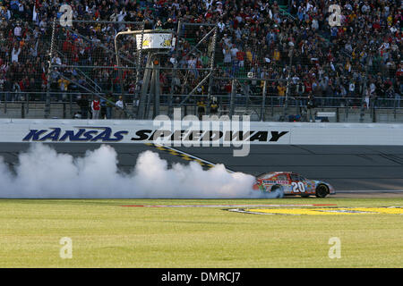 03 ottobre 2009: Joey Logano non una vittoria burnout dopo aver vinto la lotteria Kansas 300 su Kyle Busch. NASCAR Nationwide Series Kansas Lottery 300 dal Kansas Speedway, Kansas City, KS. (Credito Immagine: © Tyson Hofsommer/Southcreek globale/ZUMApress.com) Foto Stock