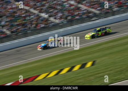 04 ottobre 2009: Kyle Busch n. 18 gare Mark Martin n. 5 verso il basso il tratto anteriore durante la NASCAR Sprint Cup Series Prezzo 400 del trinciatore dal Kansas Speedway, Kansas City, KS. (Credito Immagine: © Tyson Hofsommer/Southcreek globale/ZUMApress.com) Foto Stock