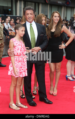 Sylvester Stallone e figlie Sophia e Sistina Scarlet "le parti soggette a usura 2' UK Premiere detenute presso Empire Leicester Square - Foto Stock