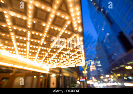 Broadway Street nel centro di Portland Oregon fuori fuoco Bokeh di fondo Foto Stock