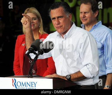 Candidato presidenziale repubblicano Mitt Romney campagne a El Palacio de los Jugos ristorante Miami Florida - 12.07.12 Foto Stock