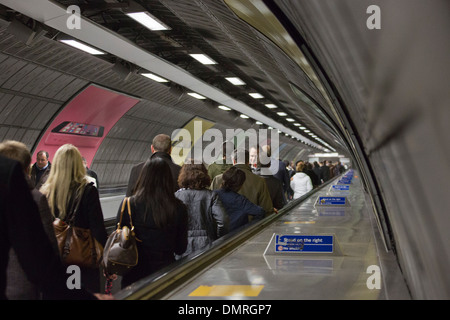 Travellator tra la Jubilee Line e la Northern e la Bakerloo lines sulla metropolitana di Londra, la stazione di Waterloo, Londra Foto Stock