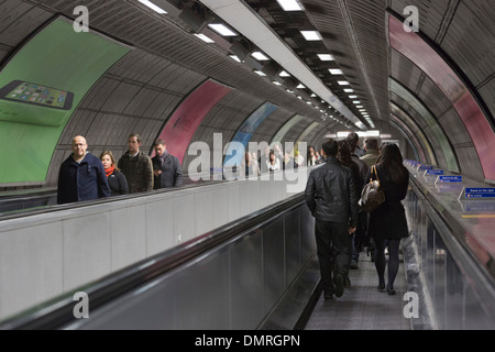 Travellator tra la Jubilee Line e la Northern e la Bakerloo lines sulla metropolitana di Londra, la stazione di Waterloo, Londra Foto Stock