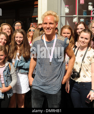 Made in Chelsea di Jamie Laing apre le porte al primo giorno di attività per il suo nuovo negozio Candy gattini Londra Inghilterra - 08.08.12 Foto Stock