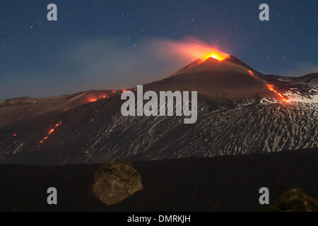 Sicilia, Italia. 16 dicembre 2013. Il monte Etna produce fontana di lava e ceneri durante la continua eruzione. Frattura eruttiva alla base del cratere di sud-est. Credito: Wead/Alamy Live News Foto Stock