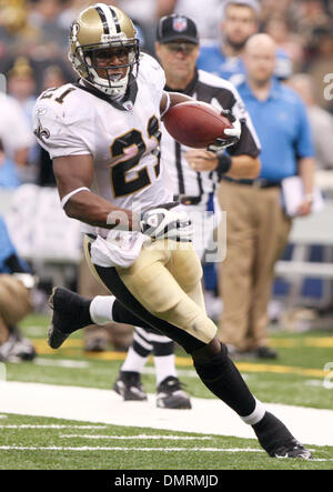 Santi running back Mike Bell (21). New Orleans Saints sconfitto il Detroit Lions 45-27 nel match tenutosi presso la Louisiana Superdome di New Orleans, LA. (Credito Immagine: © Matt Lange Southcreek/Global/ZUMApress.com) Foto Stock