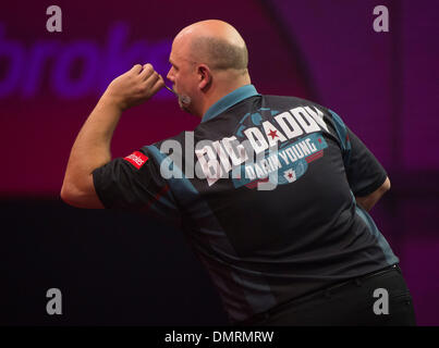 Londra, Regno Unito. Xvi Dec, 2013. Darin giovani [USA] in azione contro Mervyn Re [Inghilterra] durante la Ladbrokes mondo campionati freccette da Alexandra Palace. Credito: Azione Sport Plus/Alamy Live News Foto Stock