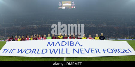 Milano, Italia. Undicesimo Dec, 2013. Due team group line-up Calcio : i giocatori posano con un banner per Nelson Mandela prima della UEFA Champions League Group H match tra AC Milan 0-0 Ajax presso lo Stadio Giuseppe Meazza di Milano, in Italia . © Maurizio Borsari/AFLO/Alamy Live News Foto Stock