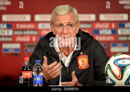 Agadir, Marocco. Xvi Dec, 2013. Marcello Lippi, allenatore della Cina di Guangzhou Evergrande, partecipa a una conferenza stampa a Agadir, Marocco, Dic 16, 2013. Guangzhou Evergrande dovrà affrontare la Germania Bayern Monaco in semifinale al Club FIFA World Cup a Dic. 17. Credito: Guo Yong/Xinhua/Alamy Live News Foto Stock