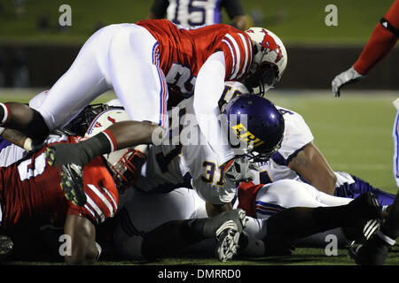 Conferenza USA foe est Carolina pirati rientranti 28-21 per la SMU Mustangs. Il Mustangs difesa contiene ECU RB Giavanni Ruffin. (Credito Immagine: © Steven Leija/Southcreek globale/ZUMApress.com) Foto Stock