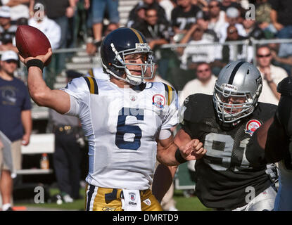 Oct 25, 2009 - Oakland, la California, Stati Uniti - Oakland Raiders vs New York getti alla contea Oakland-Alameda Colosseo Domenica, 25 ottobre 2009, Oakland Raiders tackle difensivo Trevor Scott #91 pressioni New York getti quarterback Mark Sanchez #6. (Credito Immagine: © Al Golub/ZUMApress.com) Foto Stock