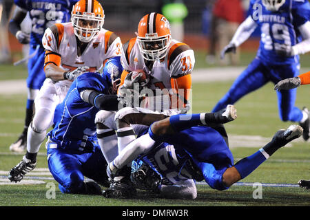 Bowling Green defensive back Roger Williams (31) viene affrontato da un host di tori durante un secondo trimestre kick-off. Buffalo perso la partita a Bowling Green 30-29 martedì notte a UB Stadium di Buffalo, New York. (Credito Immagine: © Michael Johnson/Southcreek globale/ZUMApress.com) Foto Stock