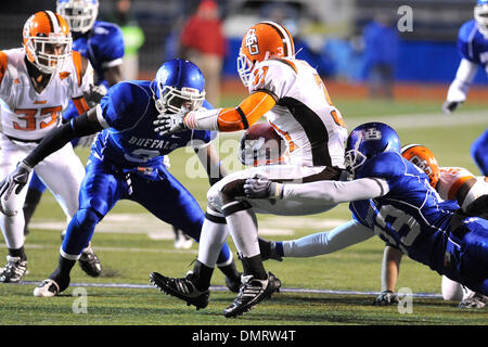 Bowling Green defensive back Roger Williams (31) viene impostato per prendere il colpo da Buffalo defensive back Josh Copeland (3) e il bufalo wide receiver Alex Pierre (23) durante un secondo trimestre kick-off. Buffalo perso la partita a Bowling Green 30-29 martedì notte a UB Stadium di Buffalo, New York. (Credito Immagine: © Michael Johnson/Southcreek globale/ZUMApress.com) Foto Stock