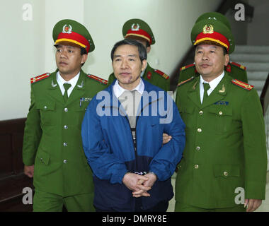 Hanoi, Vietnam. Xvi Dec, 2013. Poliziotti scortare Duong Chi sterco, ex presidente del Vietnam la nazionale di linee di spedizione (Vinalines) dopo il periodo di prova per i dirigenti di fallimento vietnamita gestito dallo stato ditta di spedizione Vinalines ad Hanoi, capitale del Vietnam, Dic 16, 2013. Il popolo di Hanoi della Corte in Vietnam nel suo capitale su lunedì ha concluso la prova di corruzione per i dirigenti di fallimento vietnamita gestito dallo stato ditta di spedizione Vinalines, annunciando la pena di morte per i due ex-capi di Vinalines. Credito: VNA/Xinhua/Alamy Live News Foto Stock