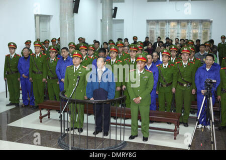 Hanoi, Vietnam. Xvi Dec, 2013. Duong Chi sterco (C) anteriore, ex presidente del Vietnam la nazionale di linee di spedizione (Vinalines), ascolta il verdetto della corruzione di prova per i dirigenti di fallimento vietnamita gestito dallo stato ditta di spedizione Vinalines ad Hanoi, capitale del Vietnam, Dic 16, 2013. Il popolo di Hanoi della Corte in Vietnam" s capitale su lunedì ha concluso la prova di corruzione per i dirigenti di fallimento vietnamita gestito dallo stato ditta di spedizione Vinalines, annunciando la pena di morte per i due ex-capi di Vinalines. Credito: VNA/Xinhua/Alamy Live News Foto Stock